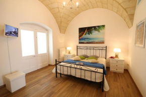 Historic Apartment In Centre With Terrace, Wi-fi & Air Conditioning; Pets Otranto